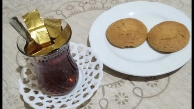 Şu çayı altın tozu dökmeden içemeyen bir tek ben mi varım acaba?