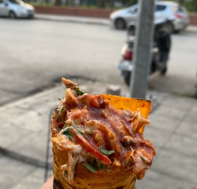 Sabah sabah Hatay döner yiyorum. Önünden geçerken canım çekti. Çok mu midesizim?