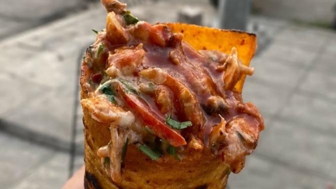 Sabah sabah Hatay döner yiyorum. Önünden geçerken canım çekti. Çok mu midesizim?