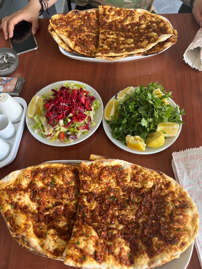 Lahmacun yiyelim dedik, lahmacun yanında domates yenilmez dediler! Siz lahmacun dürümlerinize domates ekliyor musunuz?