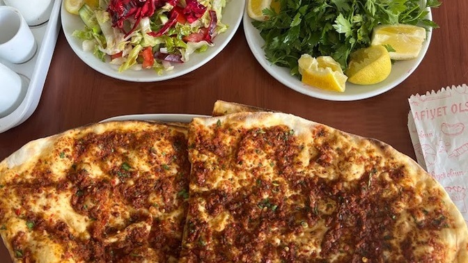 Lahmacun yiyelim dedik, lahmacun yanında domates yenilmez dediler! Siz lahmacun dürümlerinize domates ekliyor musunuz?
