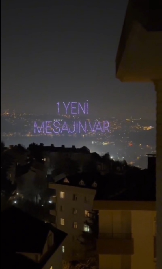 Sizi seven birisi dronelarla gökyüzüne Seni Seviyorum diye bir mesaj verse tepkiniz ne olurdu?