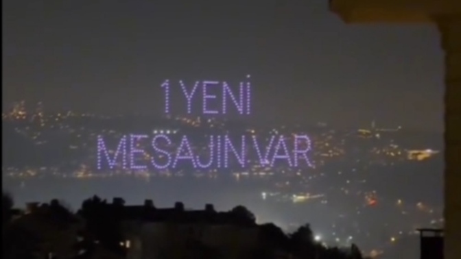 Sizi seven birisi dronelarla gökyüzüne "Seni Seviyorum" diye bir mesaj verse tepkiniz ne olurdu?