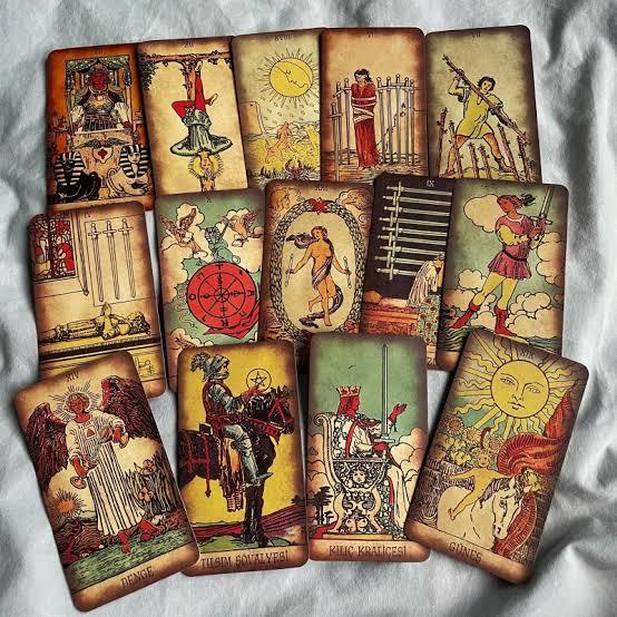 Bu kadınlardaki tarot falı aşkı neden var?
