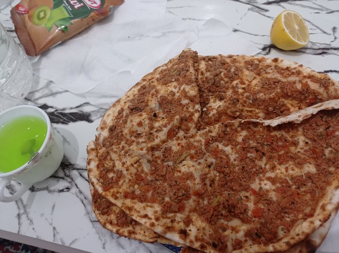 Bu saatte lahmacun yenir mi?