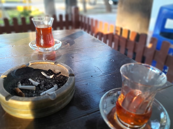 Çay - sigara mı kahve - sigara mı?