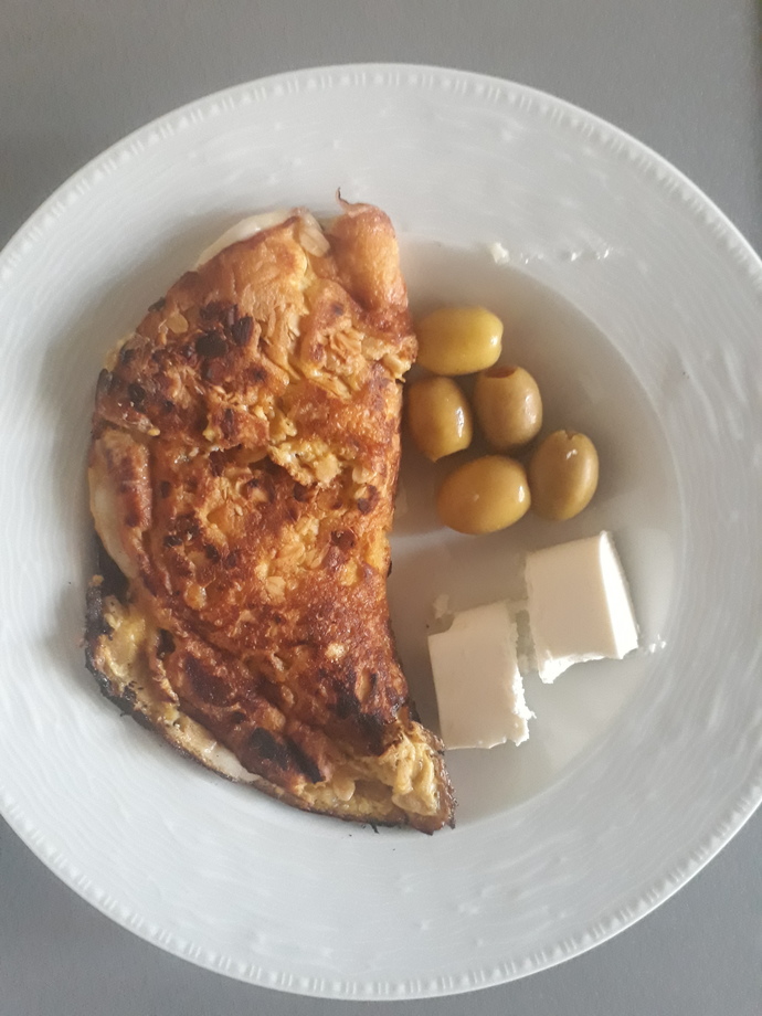 Yumurta yulaf ve tost peynirli.