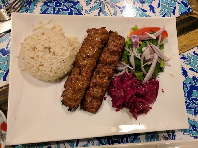 Adana kebabını pirinç pilavıyla yemek kebaba hakaret midir?