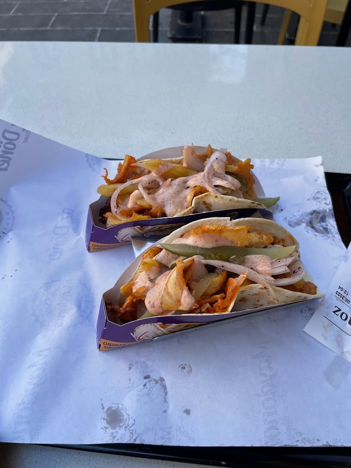 Hatayın soslu döneri ve Meksikanın tacosu kafa kafaya verince ortaya taco döner çıkmış! Sizce orijinali mi güzel, bu hali mi?