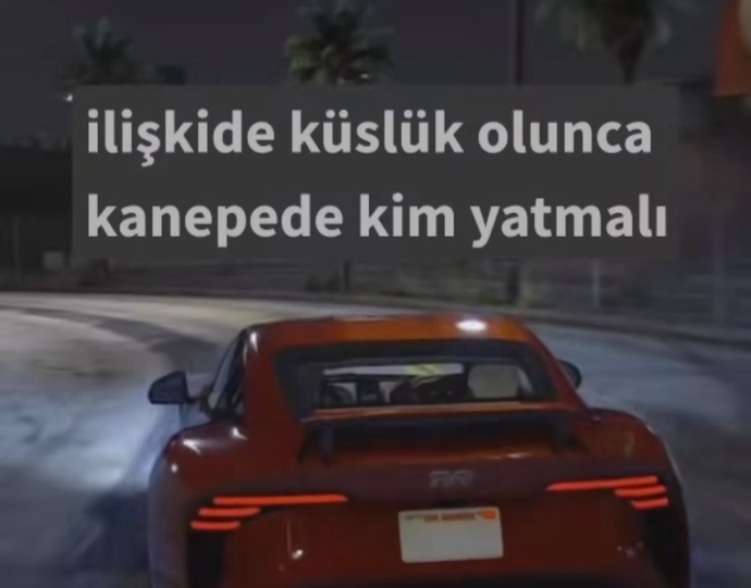 İlişkide eşinle/sevgilinle küslük olunca kanepede kim yatmalı?
