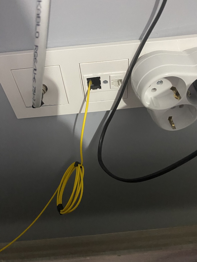 Yeni eve taşınacağım ve modemi iade etmem gerekiyor. Görünen sarı renkli fiber kablosunu nasıl sökebilirim?
