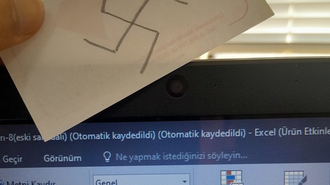 Bilgisayarınızın kamerasının önüne engel koyup kapatıyor musunuz?