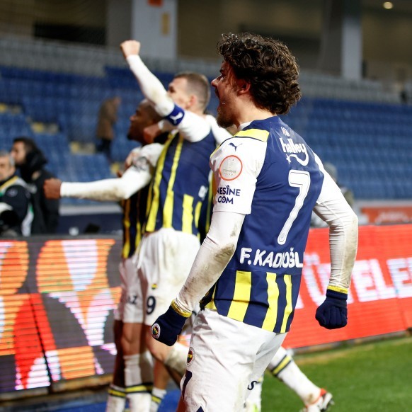 Messi, trafikte karşılaştığı hayranını kırmayarak forma imzaladı. Hangi sporcuya forma imzalatmak isterdin?