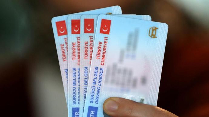 2024 sonuna kadar ehliyetini yenilemeyenlere 4.064 TL ceza verilecekmiş. Ehliyetiniz yeni mi, eski mi?