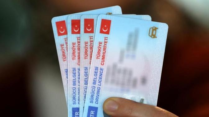 2024 sonuna kadar ehliyetini yenilemeyenlere 4.064 TL ceza verilecekmiş. Ehliyetiniz yeni mi, eski mi?