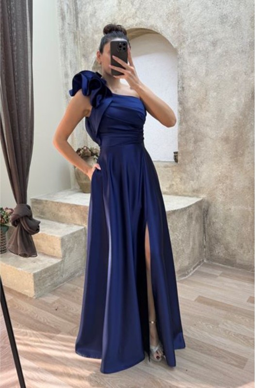 Kızlar Nişan elbisem sizce hangisi olmalı ikisi arasında çok kararsızım yada her ikiside mi olmaz baska modeller mi bakayim ?