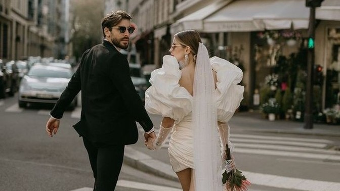 Sevdiğinizle yalnızken mi kalabalıkta mı sarılmak daha derin duygular yaşatır size?