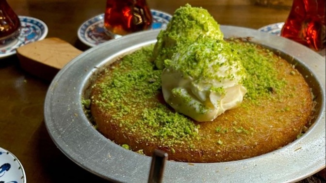 İkisi arasında tercih yapsan, künefe mi yoksa baklava mı tercih edersin?