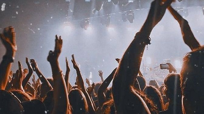 Şu an hangi konserde kiminle olmak isterdin?