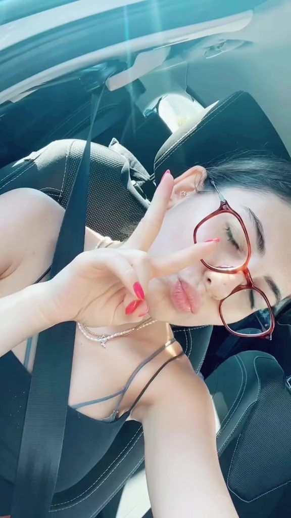 Sütyenin dışarıdan gözükmesi sizce itici mi yoksa hoş mu?
