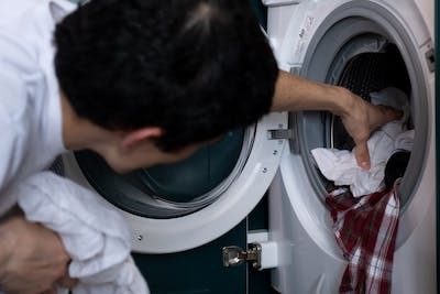 Erkekler de elde çamaşır çitiler mi?