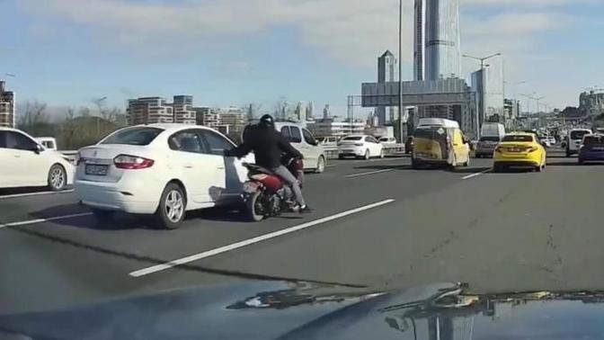 Otomobilin aynasını kıran motorcu önündeki taksiye çarpıp takla attı! Trafikte bu davranış normal mi?