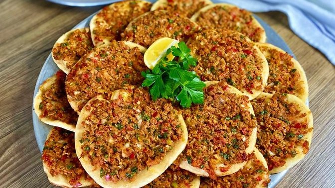 Lahmacunu sade mi yersiniz salatalı mı?