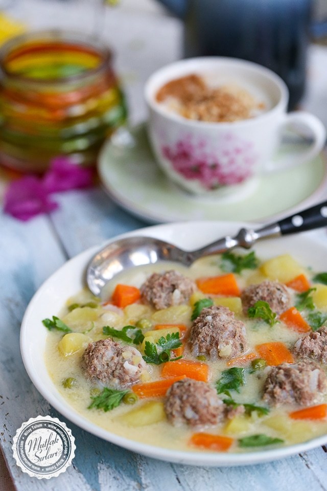 Ekşili ve Terbiyeli Köfte çorba mıdır yoksa sulu yemek mi?
