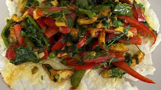 Tabakta değil de ekmek arasında yemeyi sevdiğin yemekler var mı?