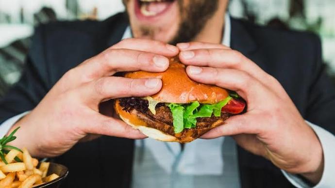 Yemek masası haricinde en çok hangi aralarda yemek yiyorsun?