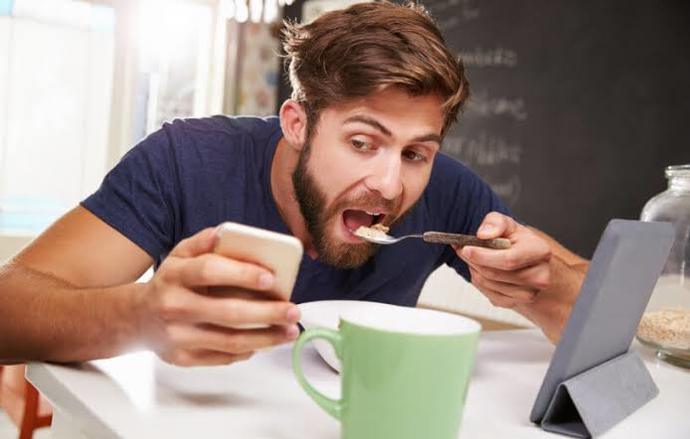 Yemek masası haricinde en çok hangi aralarda yemek yiyorsun?