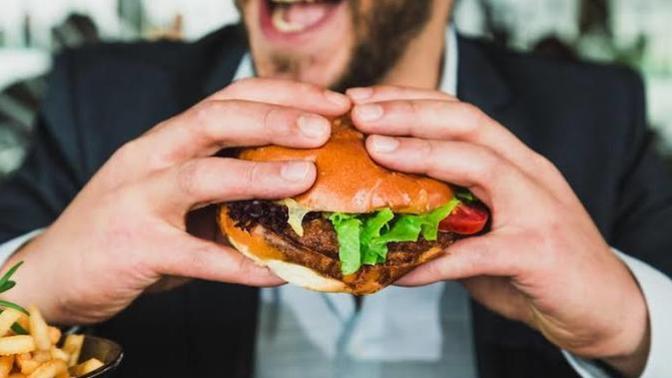 Yemek masası haricinde en çok hangi aralarda yemek yiyorsun?