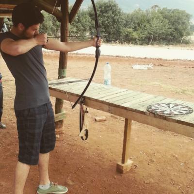 Konserde omzuna çıktığım arkadaşın beygir gibi yapılı olmasına rağmen boynu tutulmuş. Ne tavsiye edersiniz?