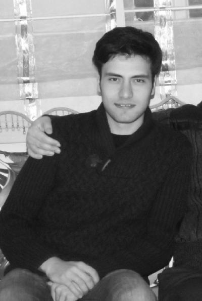 Konserde omzuna çıktığım arkadaşın beygir gibi yapılı olmasına rağmen boynu tutulmuş. Ne tavsiye edersiniz?