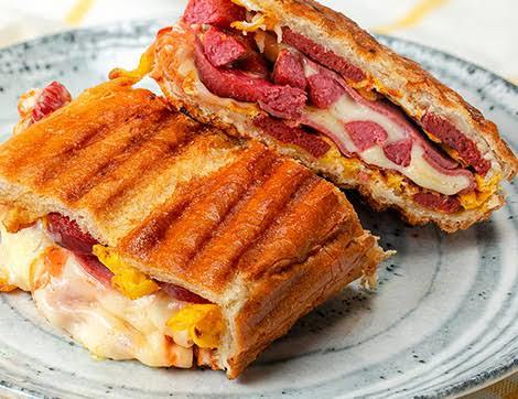 Bazen kahvaltı, bazen öğün olarak yediğimiz tostta senin favorin hangisi?