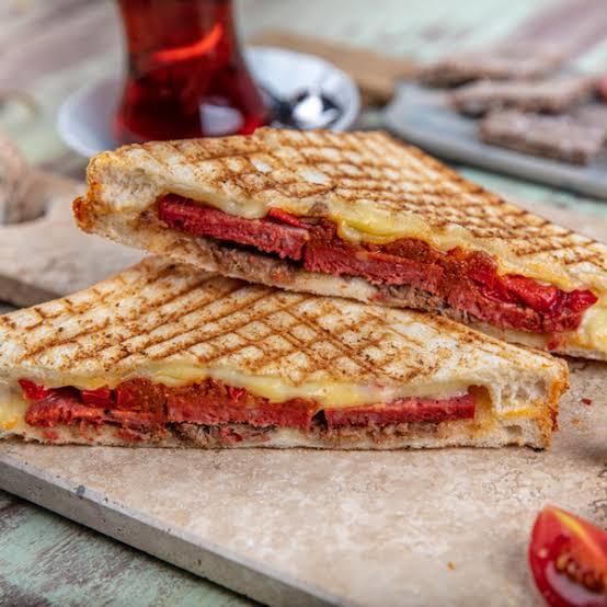 Bazen kahvaltı, bazen öğün olarak yediğimiz tostta senin favorin hangisi?