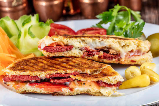 Bazen kahvaltı, bazen öğün olarak yediğimiz tostta senin favorin hangisi?