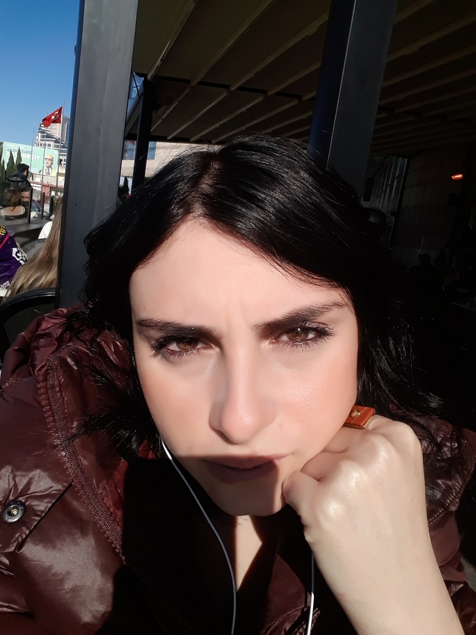 Sizce saç rengim yüzüm ve gözlerimle uyumlu mu saç rengimde değişiklik yapmayı düşünüyorum ama cesaret edemiyorum?