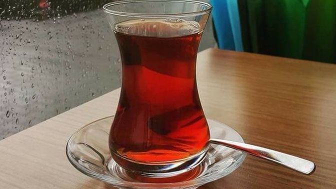 Bir fincan kahvenin kırk yıl hatrı varsa bir bardak çayın kaç yıl hatrı olmalı?