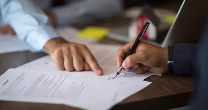 Yaşadığım şehirde emlakçılar evi kiralarken tahliye taahhütnamesini imzalatıyorlar ne yapmalıyım?