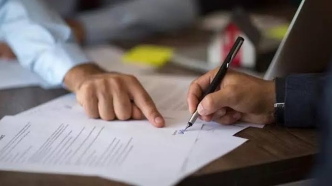 Yaşadığım şehirde emlakçılar evi kiralarken tahliye taahhütnamesini imzalatıyorlar ne yapmalıyım?