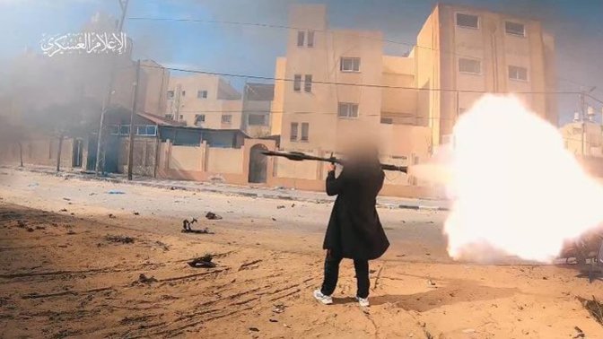 Kassam militanının sivil kıyafetlerle roket atması gündem olmuş bu savaş suçu değil midir?