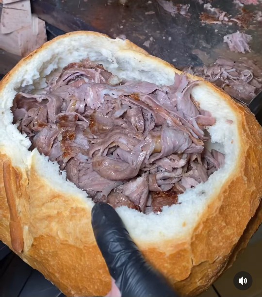 Görseldeki yemeği kiminle tıka basa yemek istersiniz?