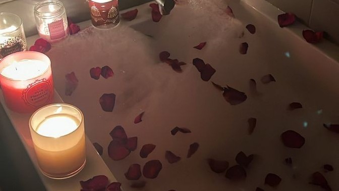 Romantik jestler yapan erkekler kadınların gözünde artık basit mi?