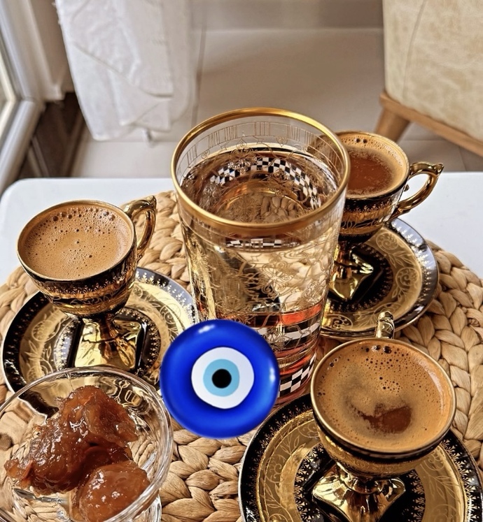 Kaosla geldim sabah çay mı tercih ediyorsunuz kahve mi?