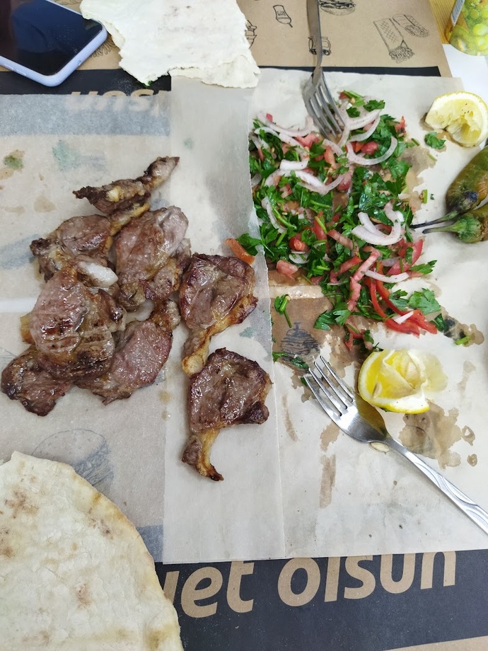 Yemekleri tabak kullanmadan, kağıdın üzerine dökerek servis eden bir mekana denk gelseydin tepkin ne olurdu?