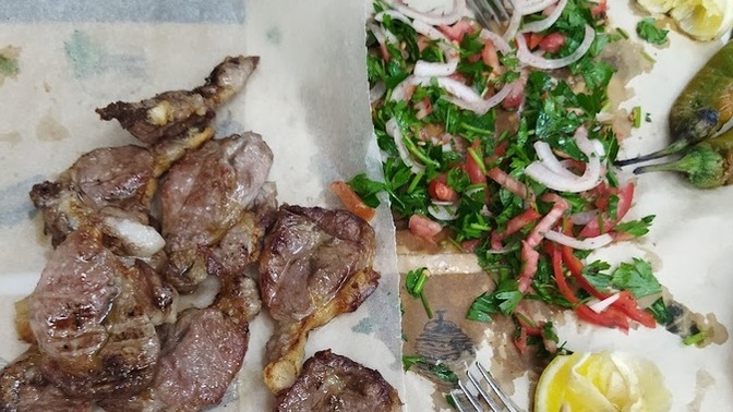 Yemekleri tabak kullanmadan, kağıdın üzerine dökerek servis eden bir mekana denk gelseydin tepkin ne olurdu?