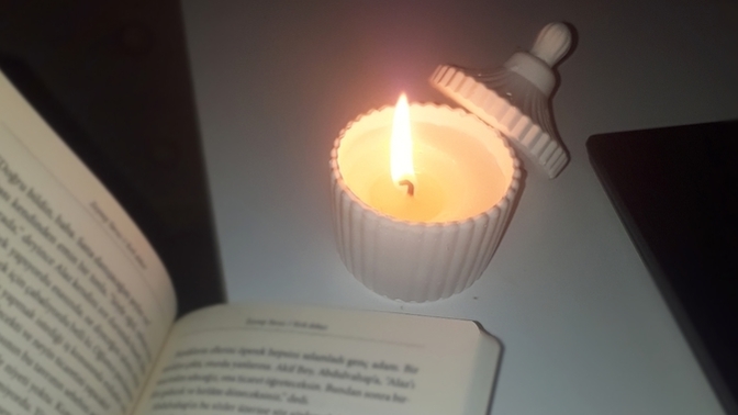 Mum ışığında kitap okunur mu?