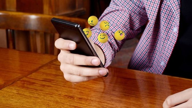 Random atmak mı daha samimi geliyor yoksa emoji atmak mı?