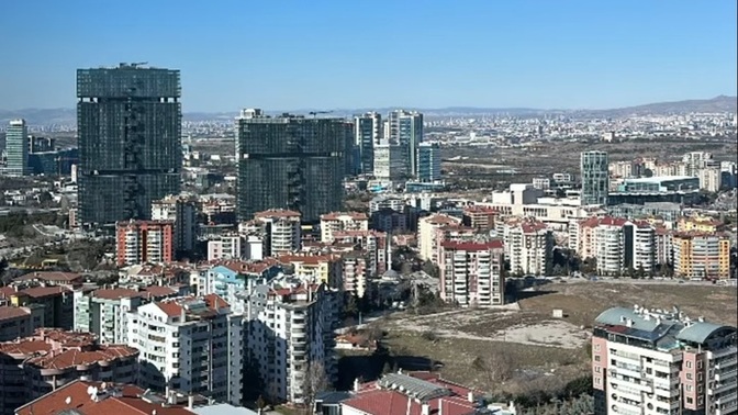 Bu mevsimde havanın günlük güneşlik olması seni ürkütüyor mu hani deprem falan filan?